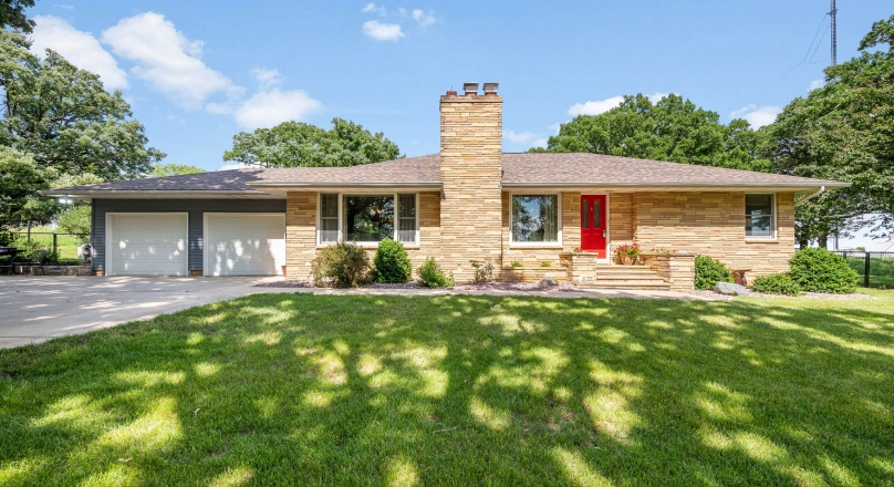 11990 380th Avenue, Blue Earth, MN 56013